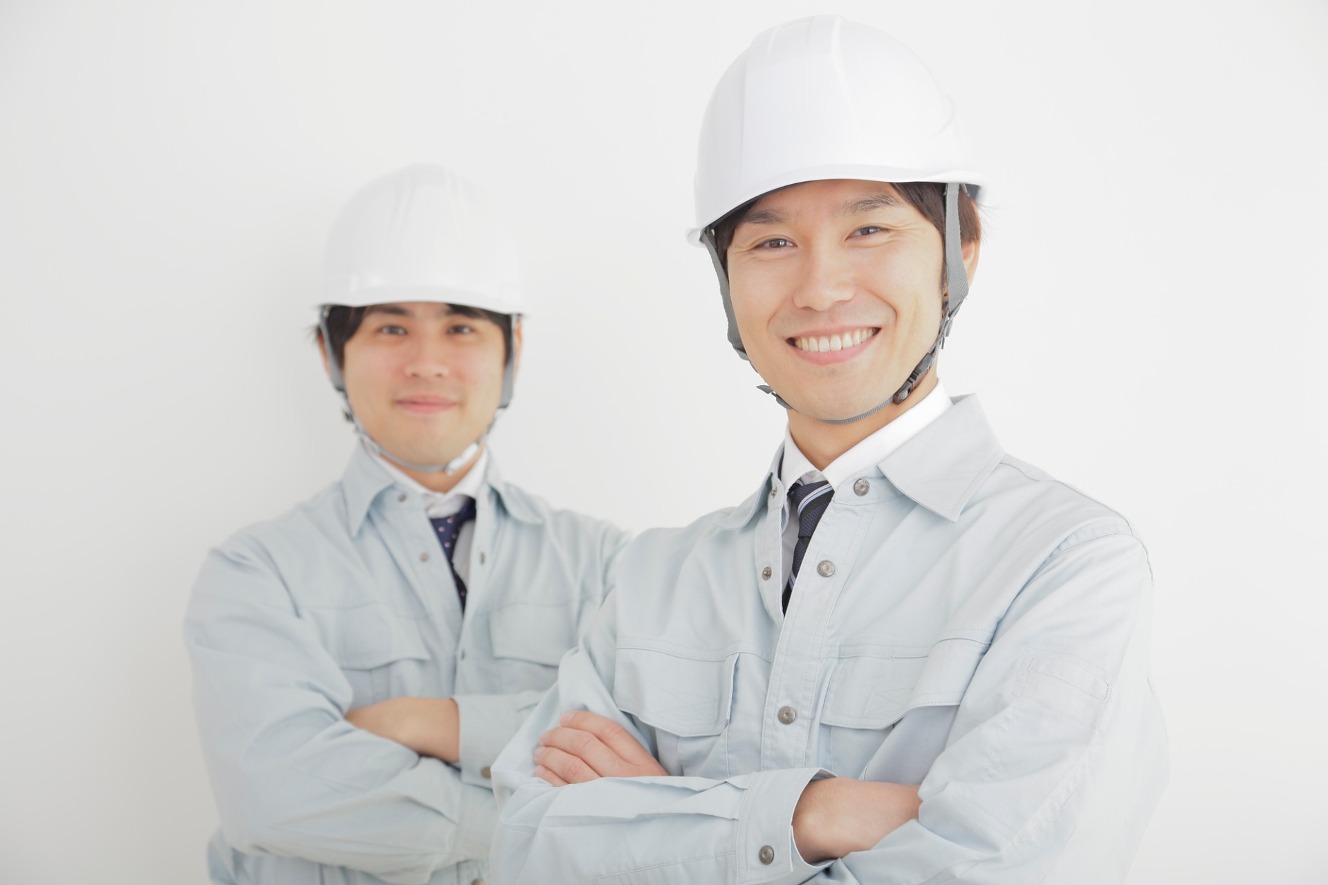 外壁塗装の作業を進める職人