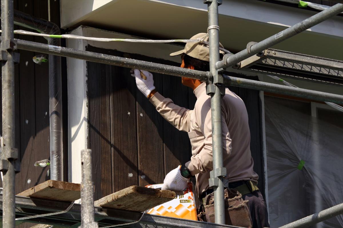 塗装作業するスタッフ (1)